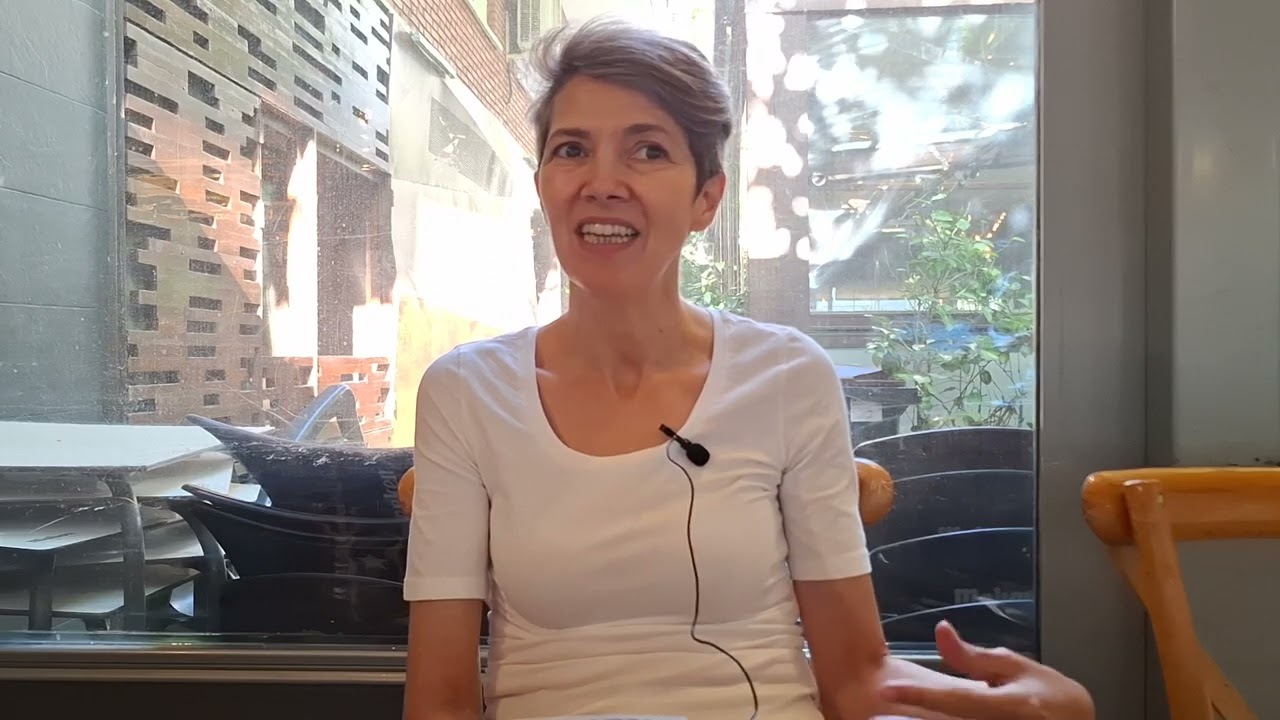 Teresa Cardona nos habla de su novela 'A la vista de todos'