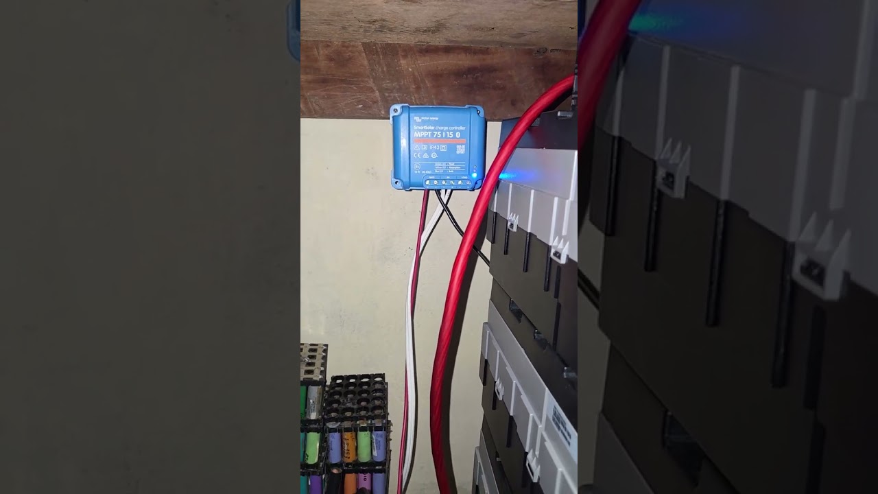 Контроллер заряда солнечных батарей Victron Energy SmartSolar MPPT (Bluetooth) - 75 В, 15 А, 12/2...