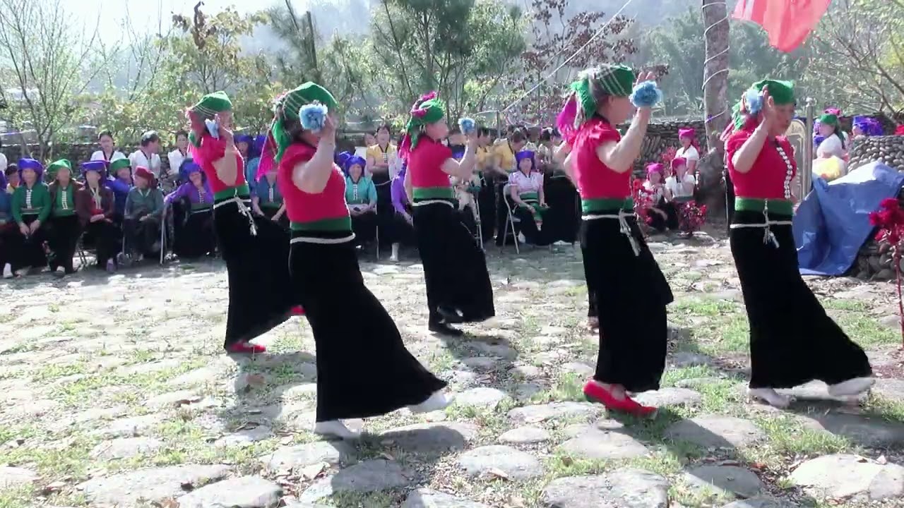 Múa lễ cúng nhà thờ bản phày xã Ngọc Chiến do đội bản đung xông thể hiện 