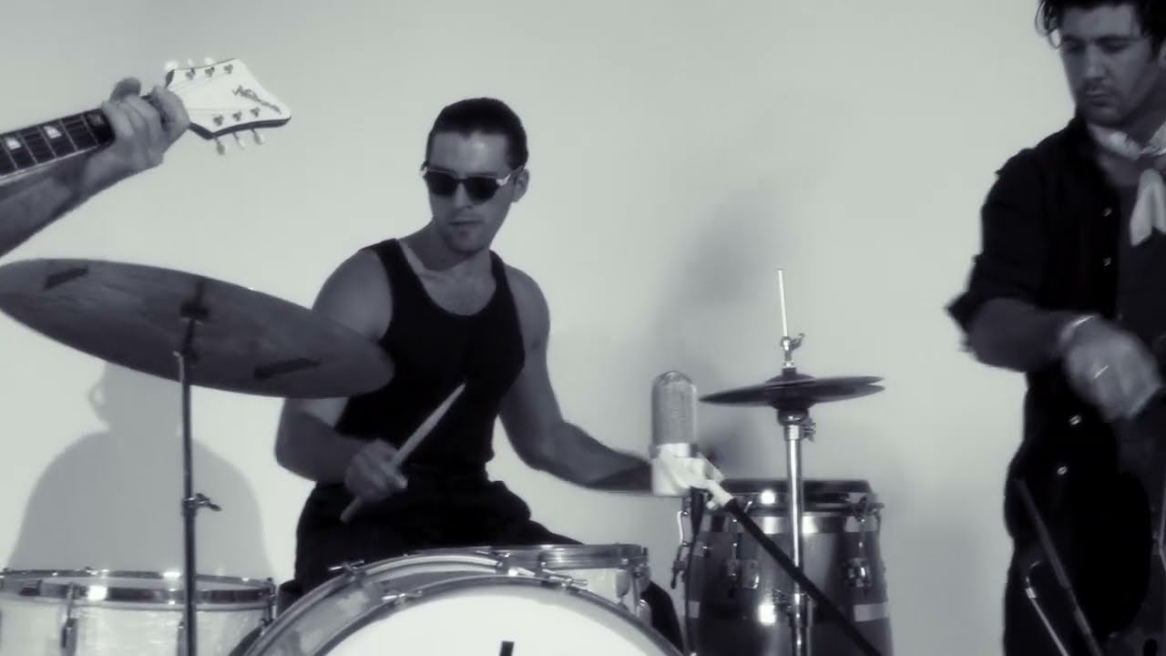 LA LOM Performs 