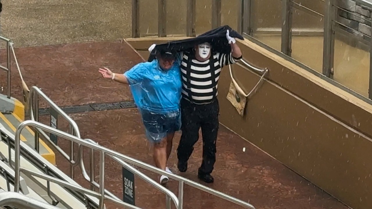 Tom the mime turned this rainy moment into comedy 😂