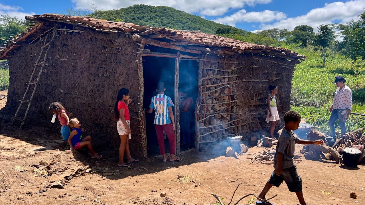 GALINHADA NO ALMOÇO NA ROÇA, BARREANDO A CASA DE TAIPAS DA DONA “CENOURINHA” 