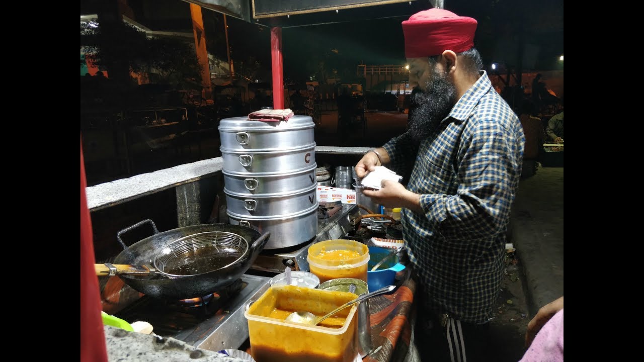 GRAVY WALE MOMOS & SPRING ROLL at RINKU PAAJI MOMOS CENTER IN DELHI.INDIAN STREET FOOD