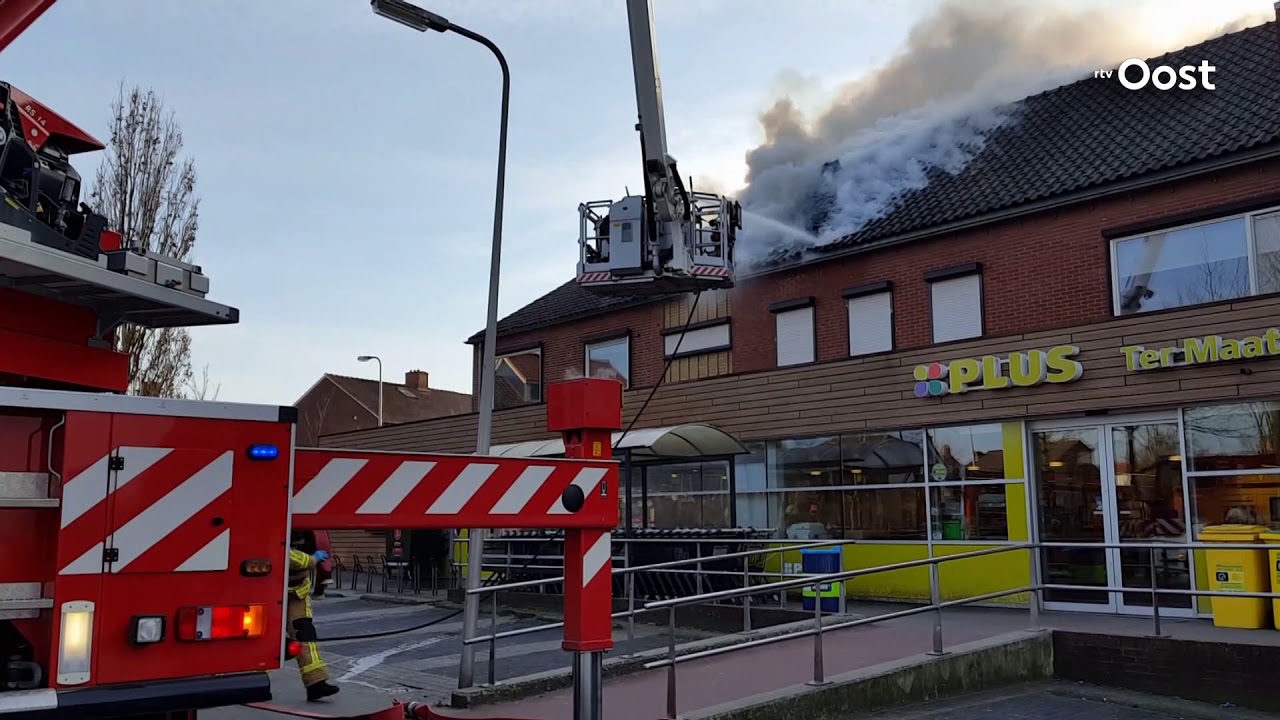 Brand boven supermarkt in Rijssen onder controle, twee honden gered