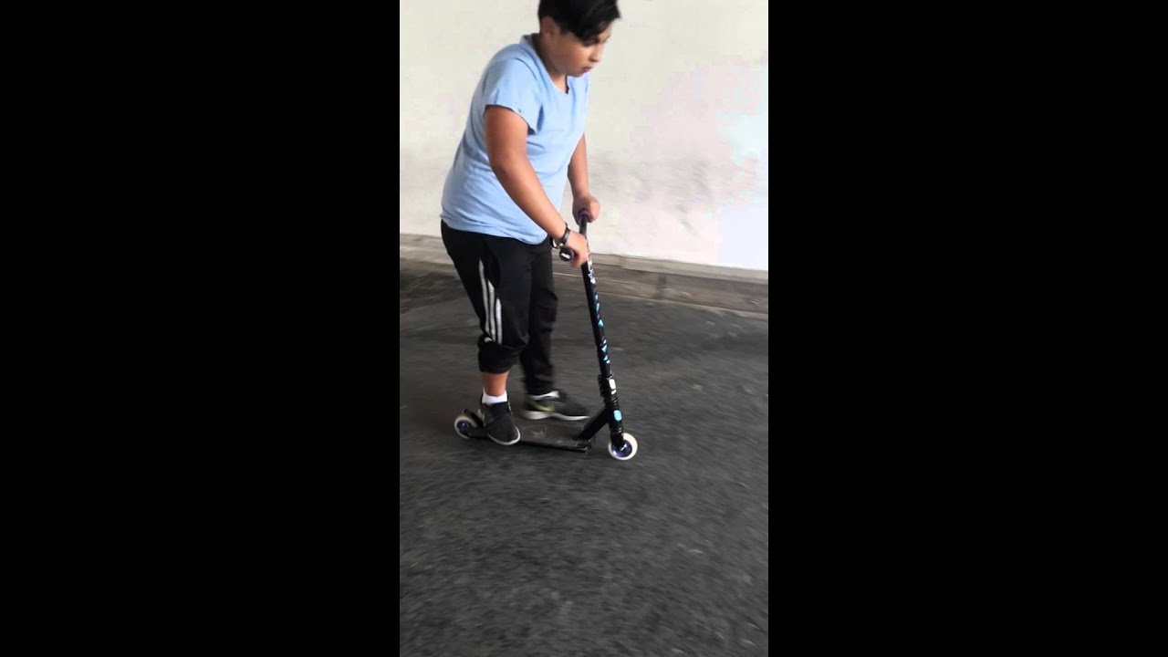 Bonjour je vous pr&eacute;sente ma tram de trottinette  freestyle premier vid&eacute;o