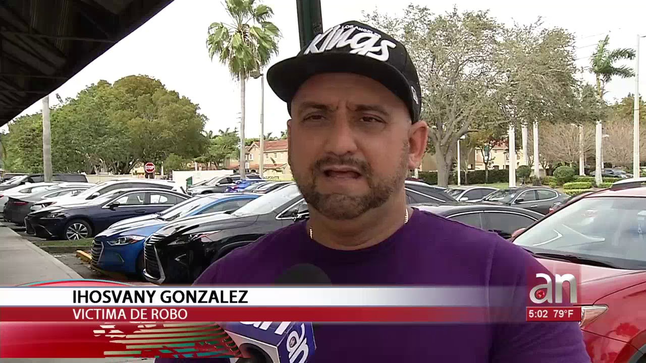 Captada en c&aacute;mara mujer que rob&oacute; un paquete de Amazon de la puerta de una casa en el NW de Miami