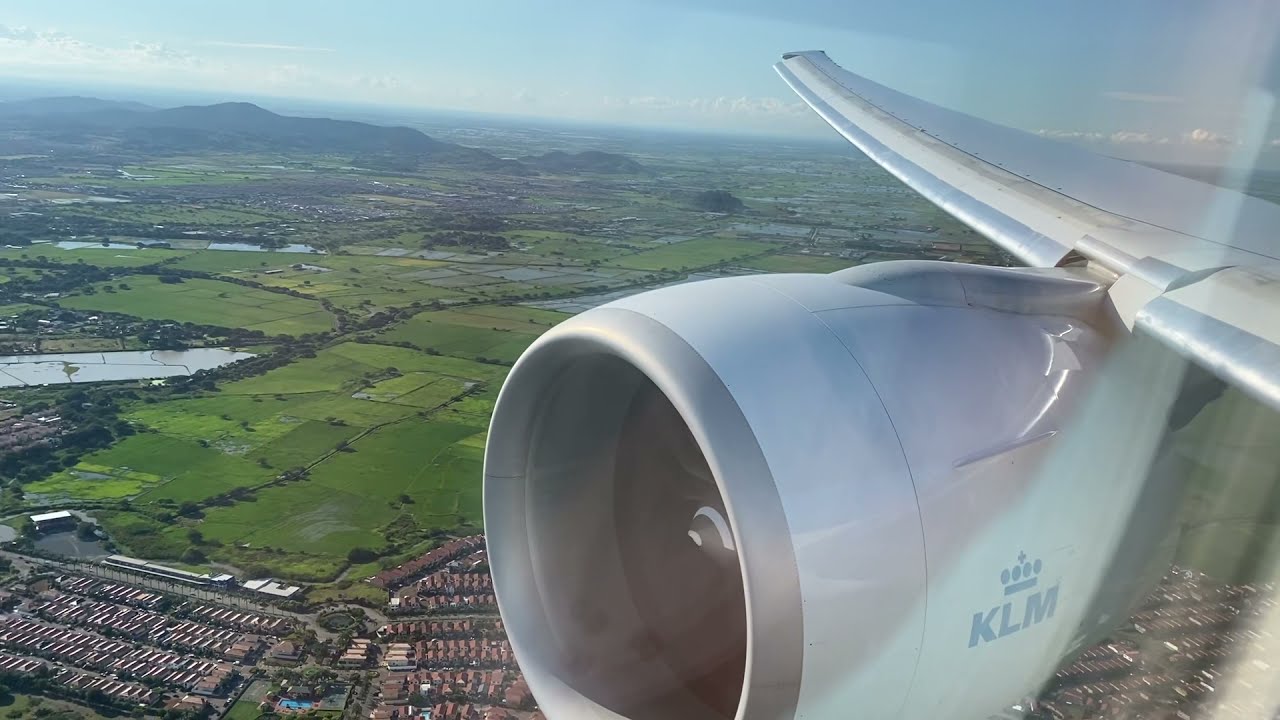 KLM 777-300ER Landing at Guayaquil, Ecuador