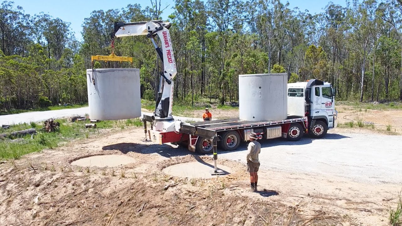 Установка бетонных резервуаров для воды и подготовка выкопанного фундамента