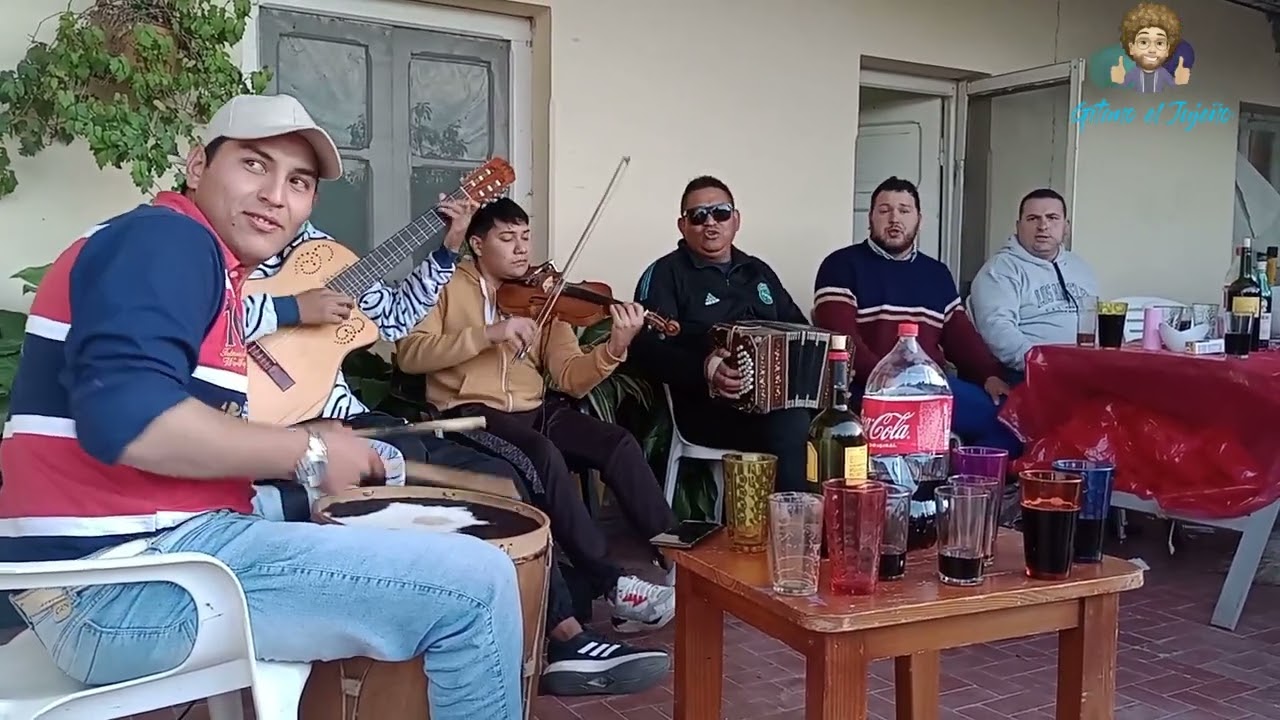 ASI SE ARMABA LA GUITARREADA EN MI PAGO PAPA!!!
