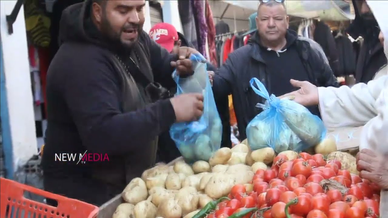 جولة في سوق الخضروات بالحلفاوين .. عركة بين نساء حول الأسعار وكلغ البطاطا ب1 د  والفلفل ب 2 د 🥔🌶️ 🇹🇳