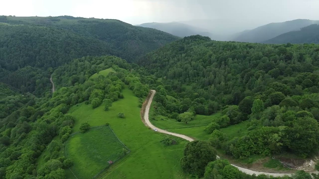 Prin acest ținut minunat va trece noua șosea a pădurenilor. AERIENE