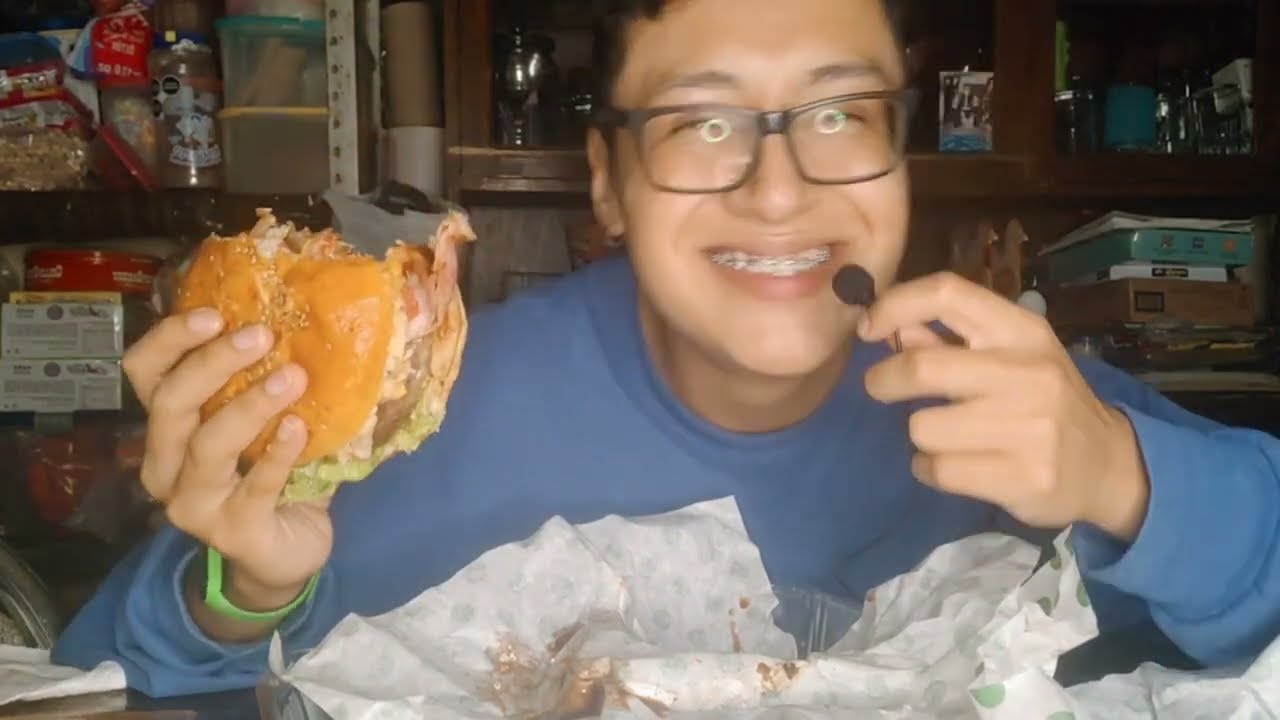 ASMR - Comiendo hamburguesa BBQ - Susurros