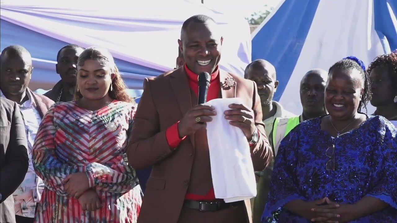 Bishop Ben gives over 300000 to business women in marikiti market