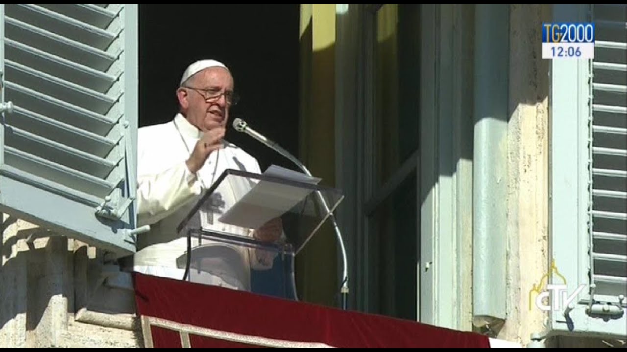 Papa Francesco all'Angelus: rubare documenti vaticani &egrave; reato, le riforme vanno avanti
