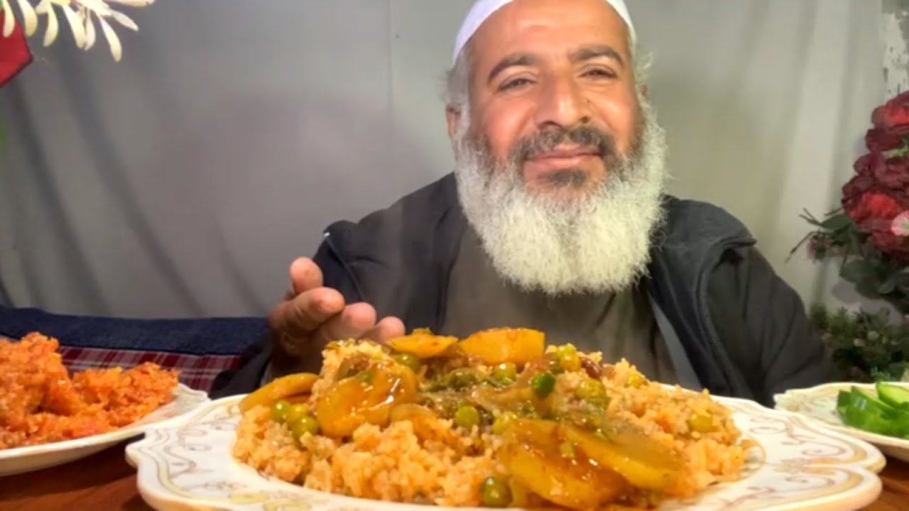 Aloo Aur Mater Aur Khajor Men Paka Huva Pulaoe Aur Gajar Ka Halwa | Molvi Eating   