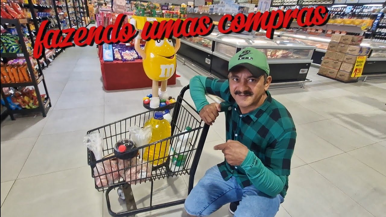No mercantil fazendo compra num dia de domingo 