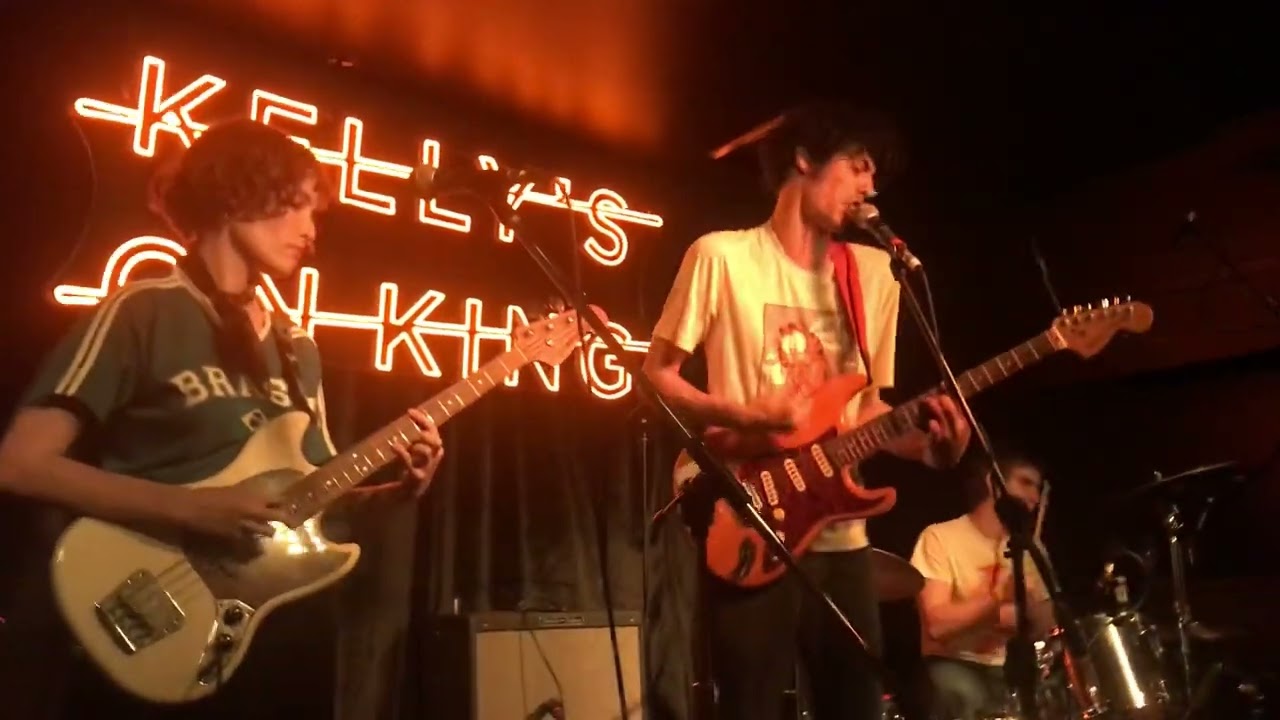 Tee Vee Repairman - Waiting At The Bus Stop (Live @ Kellys)