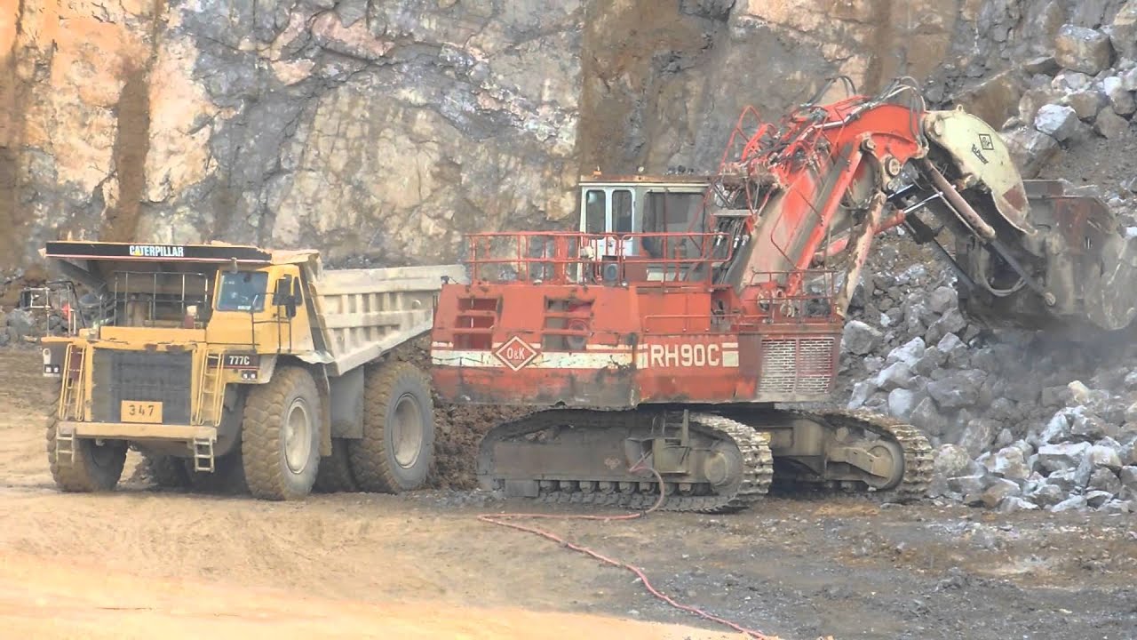 O&K Bagger RH 90 C belädt Caterpillar Mulde 777 C