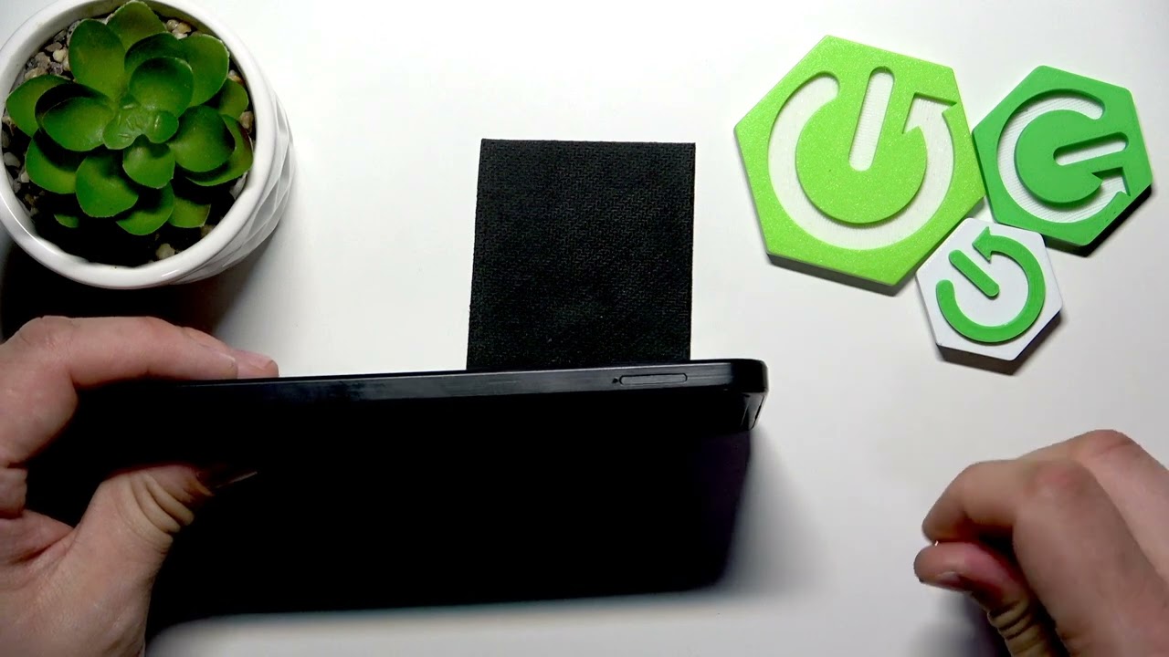TCL 605 – How to Insert SIM Card and SD Card