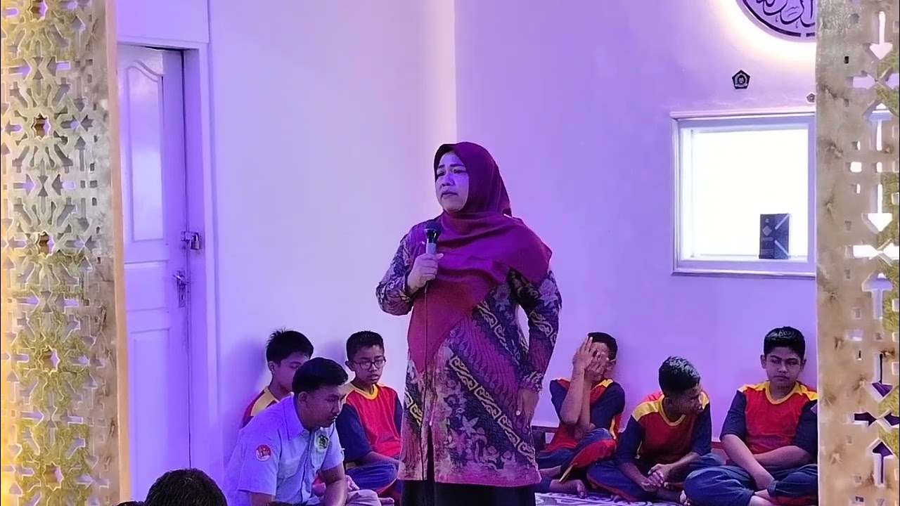 Perpisahan Guru Program Redistribusi Tahap II (Dona Triwahyuni dan Epa) MTsN 1 Agam Dengan Siswa