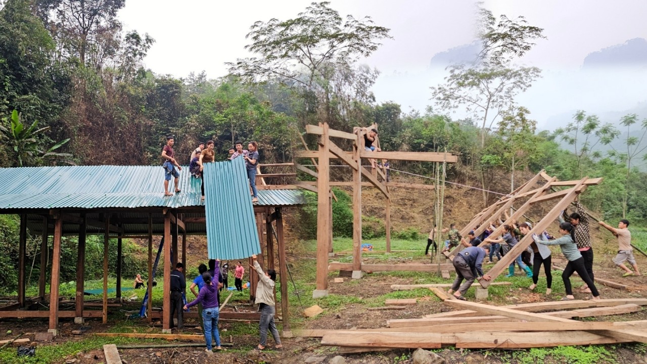 20 days to complete the construction of a wooden house in the mountains.