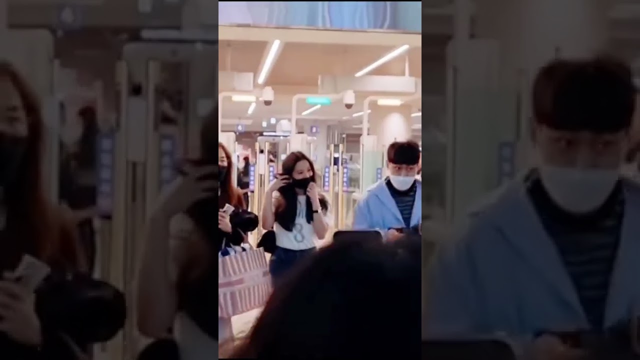 Blackpink Ros&eacute; surprise Kim Jisoo At the Airport. Sweet Ros&eacute; #blackpink #chaesoo