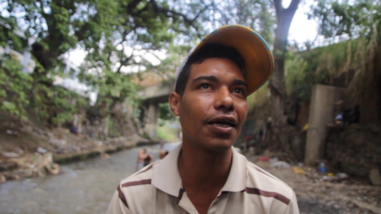 Garimpeiros en El Guaire: se hunden en las cloacas por un gramo de oro