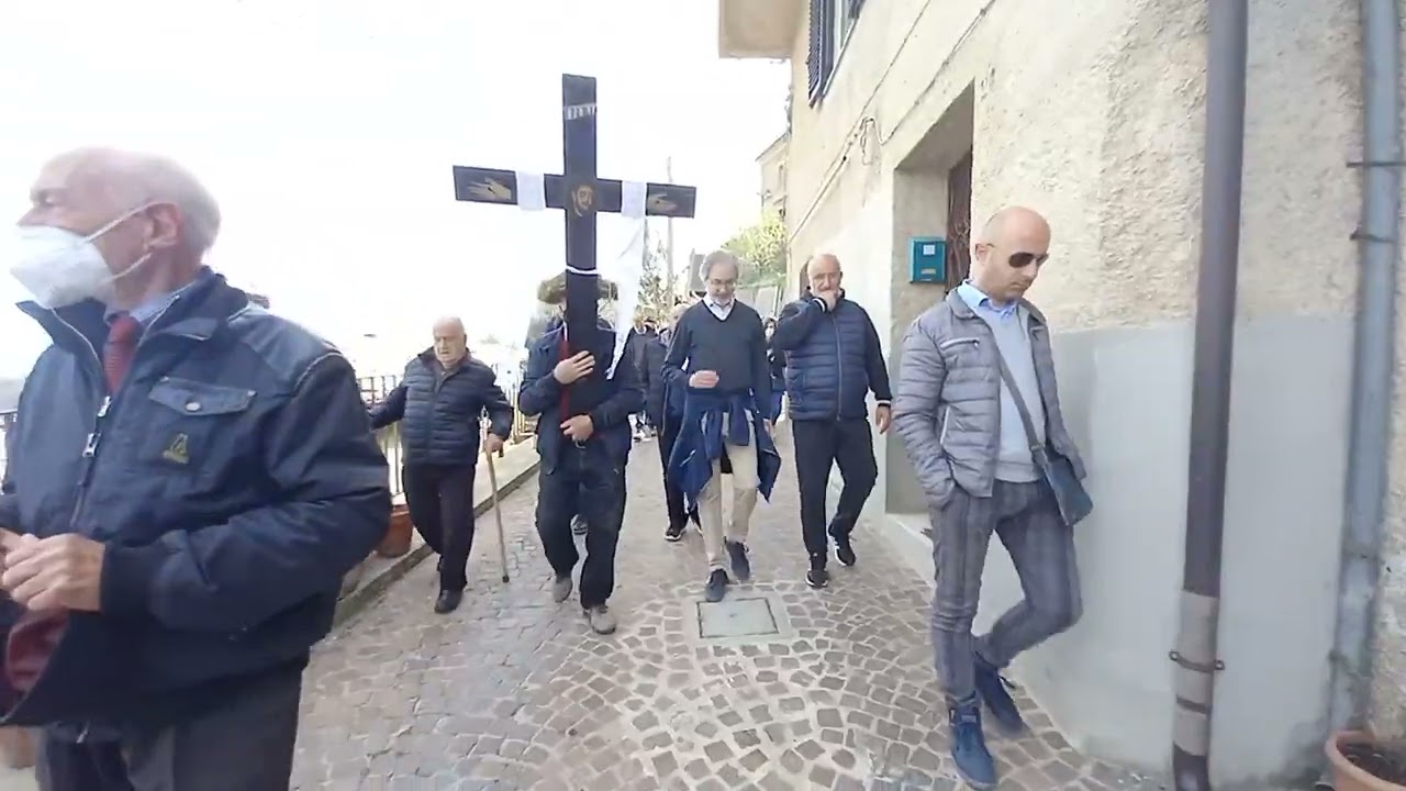 Proçesioni i Artizanatit në San Benedetto Ullano rreth e rrotull me statuja në vend . Da San Rocco