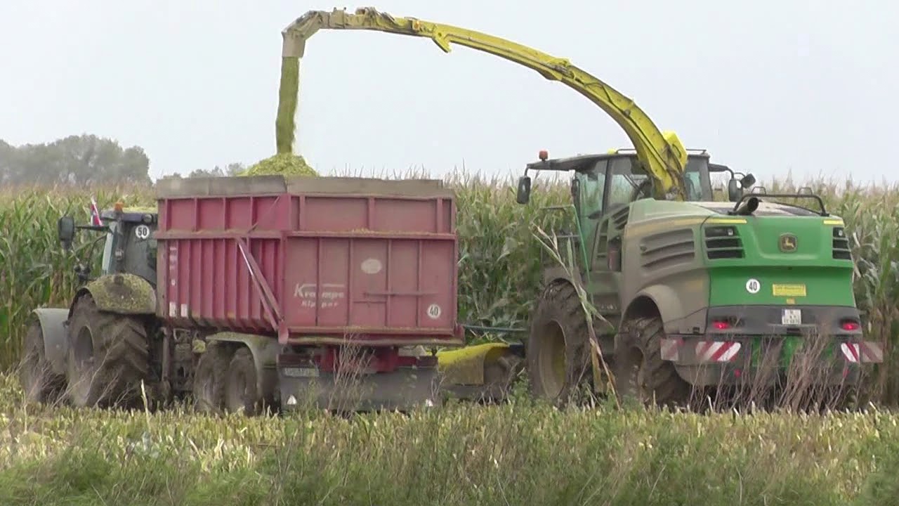 Maishäckseln 2017 mit ein John Deere 8700i Häcksler