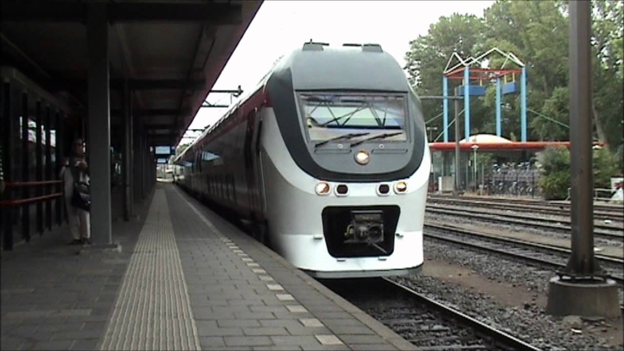 OV-Chip VIRM vertrekt van station Dordrecht