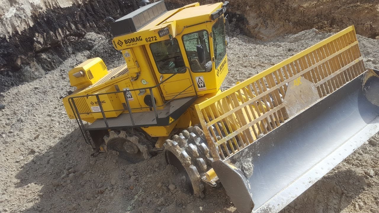 Schwerer Erdbau & Abraumbeseitigung - Ein Bomag Kompaktor im Einsatz / Albert Weil