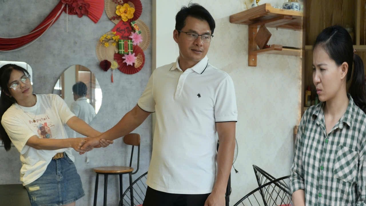 Toan doesn't want his happiness to be shattered, will his ex-girlfriend leave him alone?