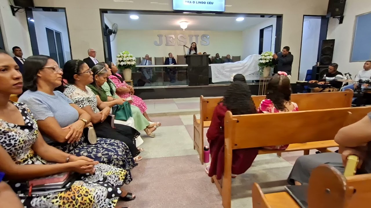 Irmã Eliene,agradece pela recuperação da saúde de sua Mãe, e canta para Jesus, na ceia. Em IEADALPE