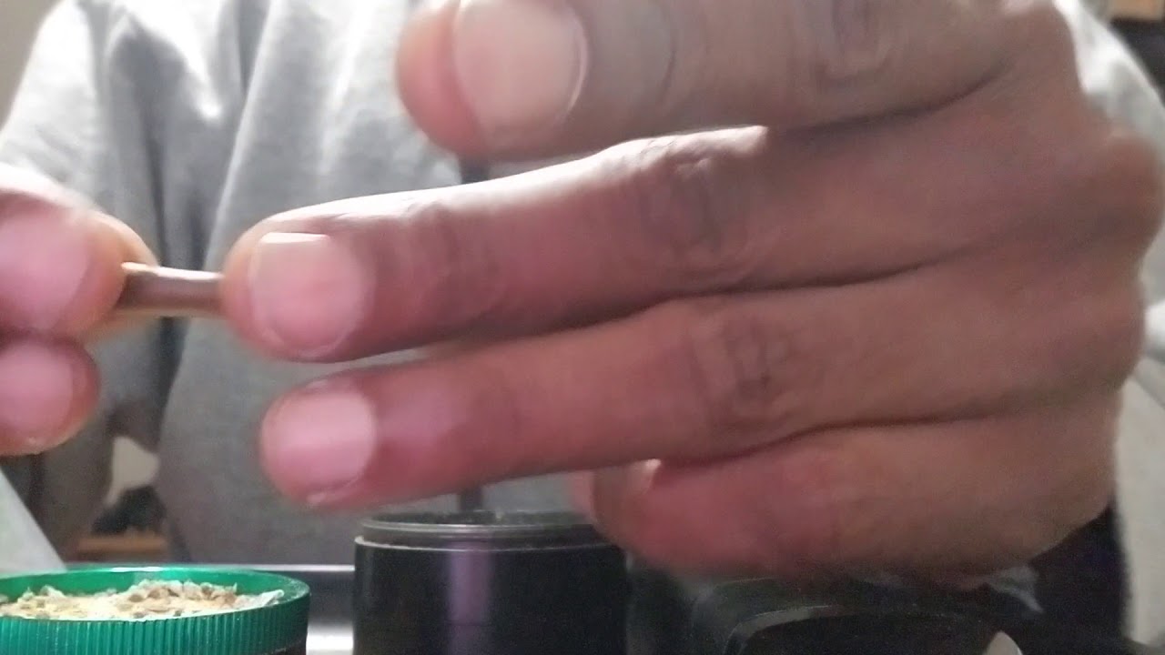 Rolling a Slim Jim aka Personal Blunt