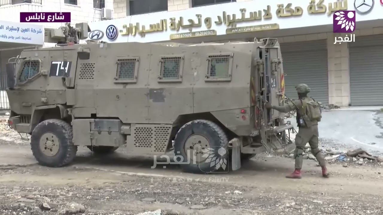 انتشار قوات الاحتلال امام بناية حولها لثكنة عسكرية أمام مدخل مخيم طولكرم الشمالي.