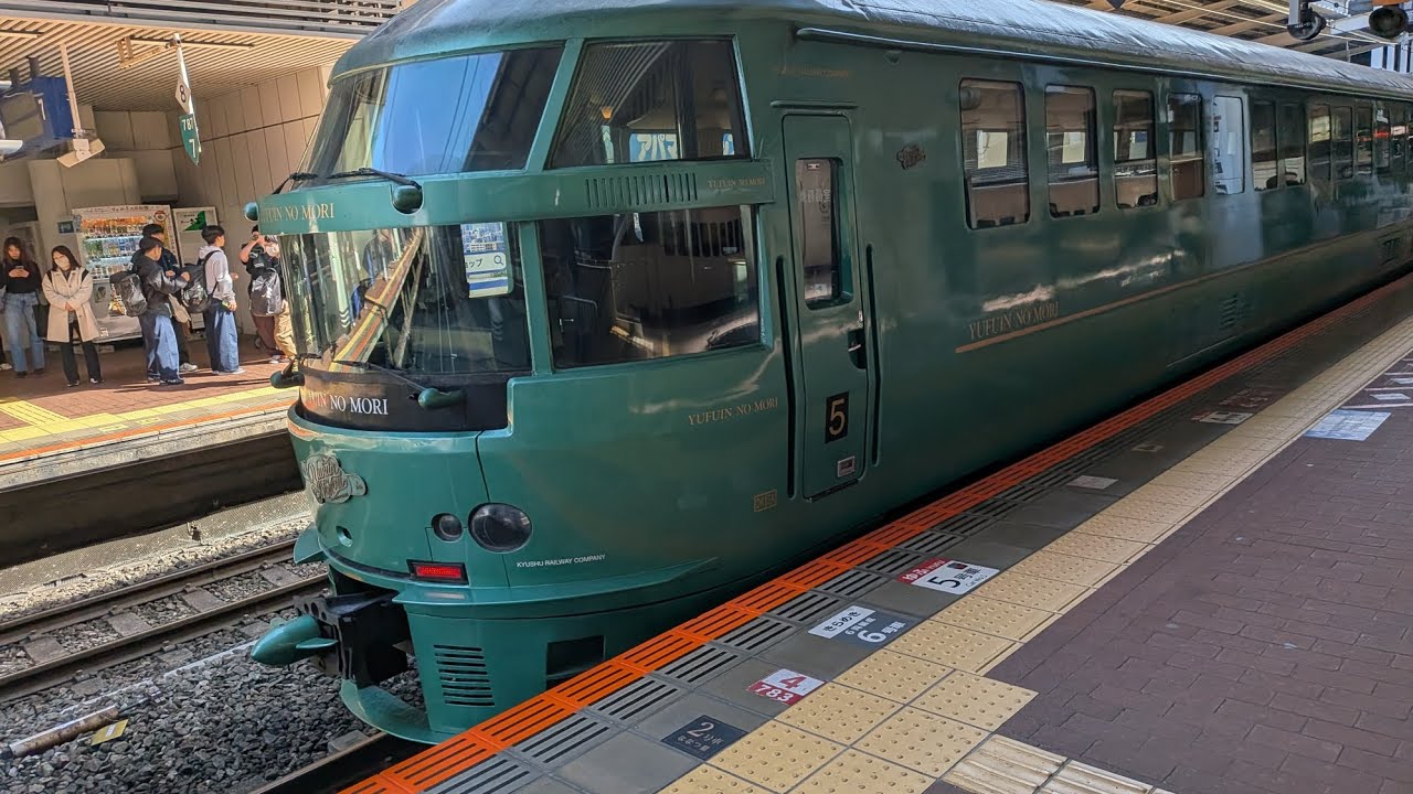 JR九州 キハ72系 特急ゆふいん森5号由布院行き。博多駅発車。