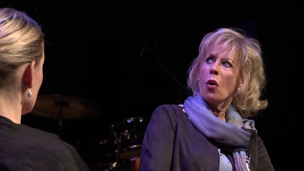 Scène 'beukennootjes' uit: De Oase Bar, met Gerard Cox, Joke Bruijs en Peggy Vrijens.