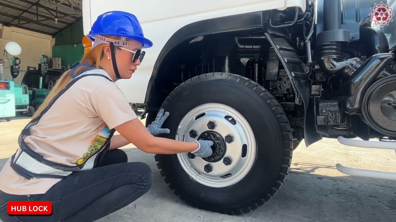 Isuzu Elf Mini Dump Truck