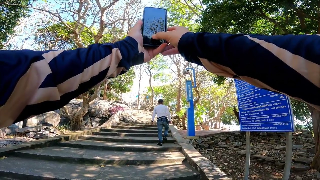 ขึ้นไปชมรอยพระพุทธบาท