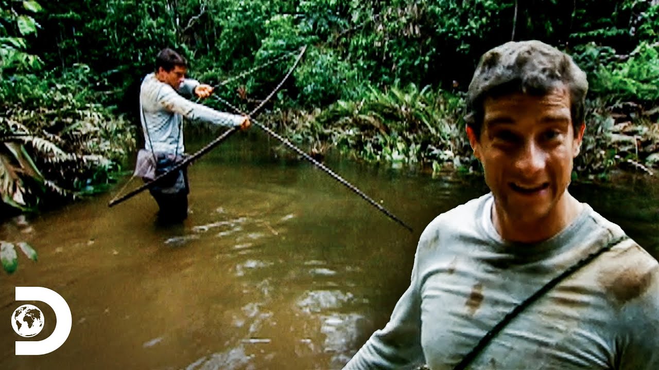 Bear pesca pira&ntilde;as con arco y flecha en la Amazonia | A Prueba de Todo | Discovery Latinoam&eacute;rica