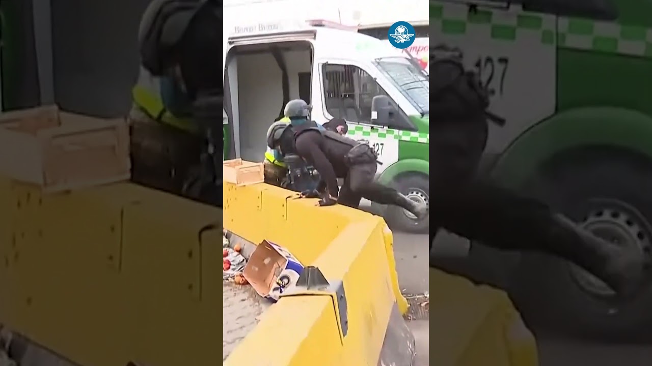 Mujer se &ldquo;aviva&rdquo;, desarma a un polic&iacute;a y provoca balacera #Shorts