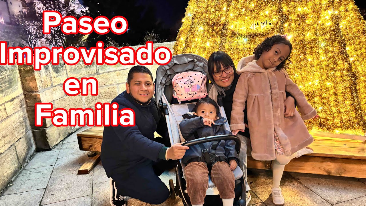 Paseo improvisado en familia, caminata, diversión con los niños en la ciudad. 