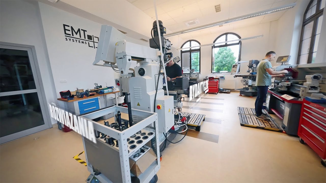 Lot dronem przez laboratoria szkoleniowe EMT-Systems w Cechowni, w Gliwicach. Zobacz nasz potencjał!