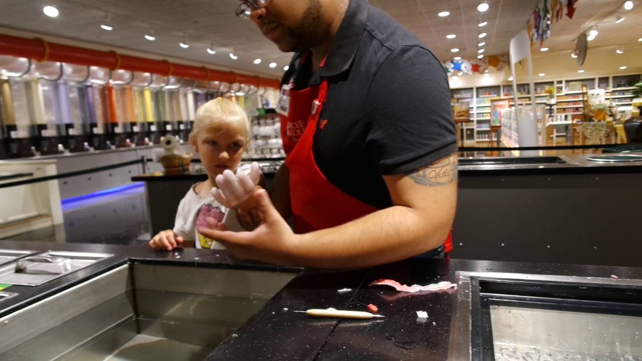 Making Wax Hands At The Flagship Yankee Candle Store #WesternMA #ad