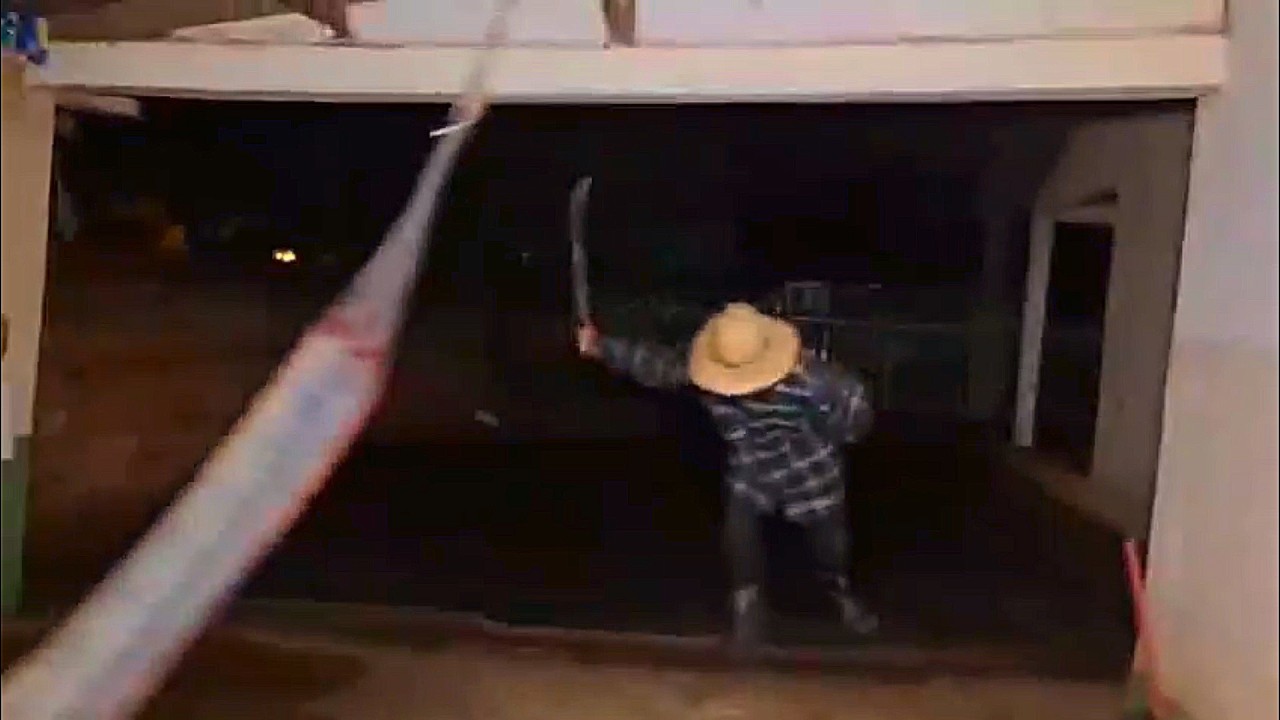 CANGACEIRO INVADIU A CASA E AMEAÇOU A FAMILIA DO FERNANDO
