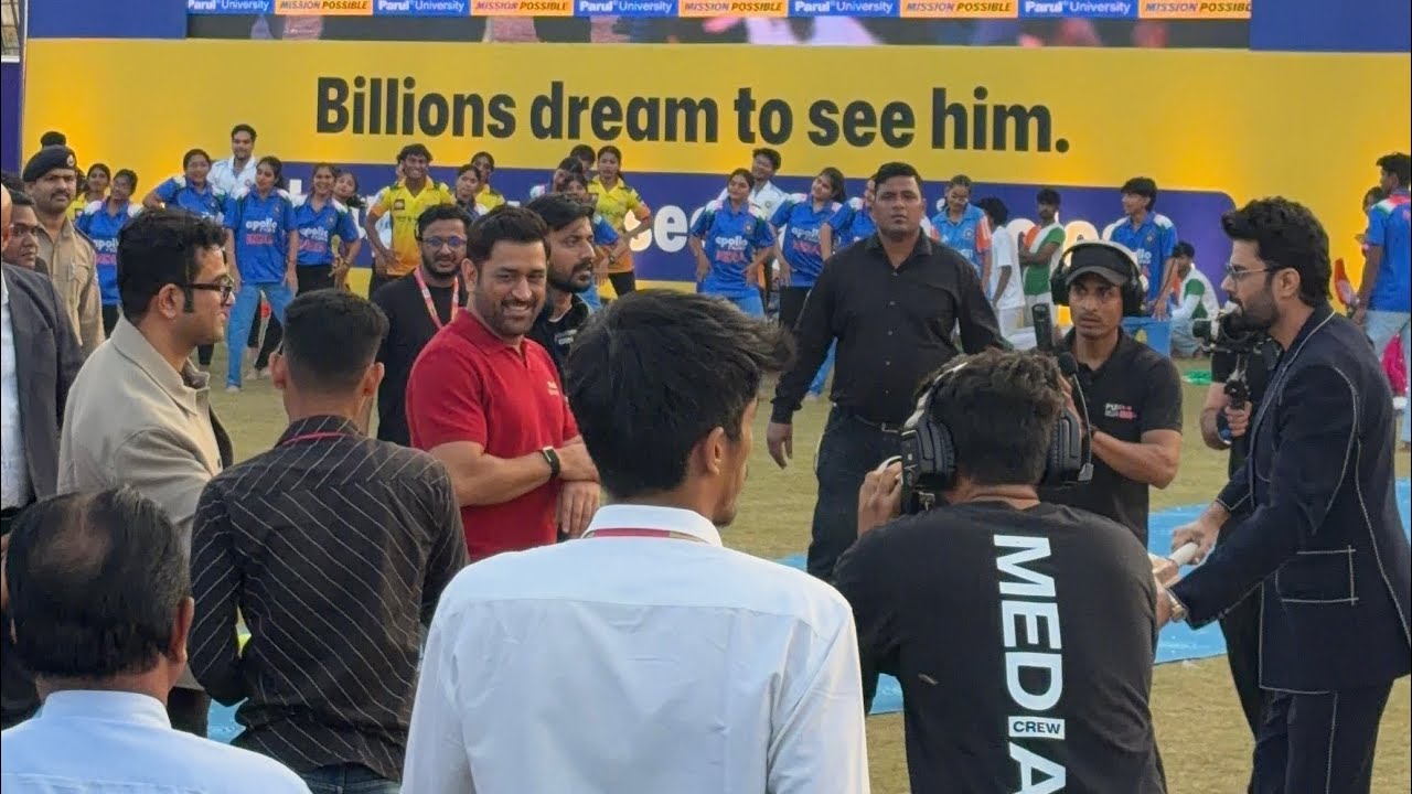 MS Dhoni Ko Samne Se Dekh Liya Dream Come True - MS Dhoni in Parul University Vadodara