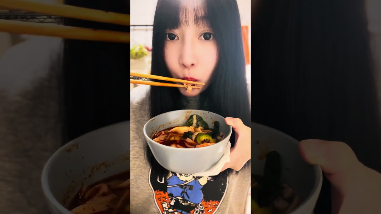 🌶️+🍜😋😋 #youtubeshorts #mukbang #food #snowmukbang #eating #spicy #noodles