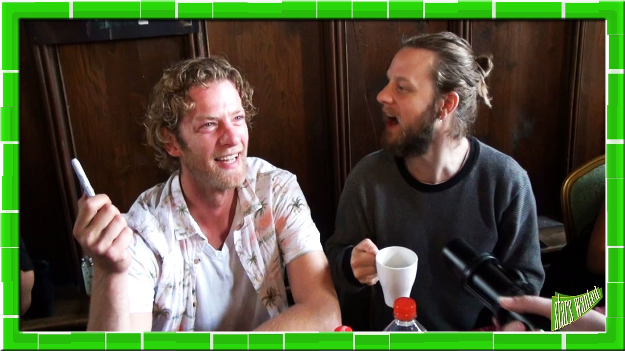 VIKINGS: Jefferson Hall and Tadhg Murphy are kissing!