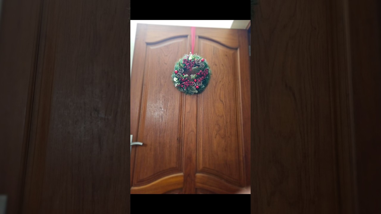 Simple trick to hang Christmas  wreath on door#christmasdecor #christmaswreath #doordecor#homedecor