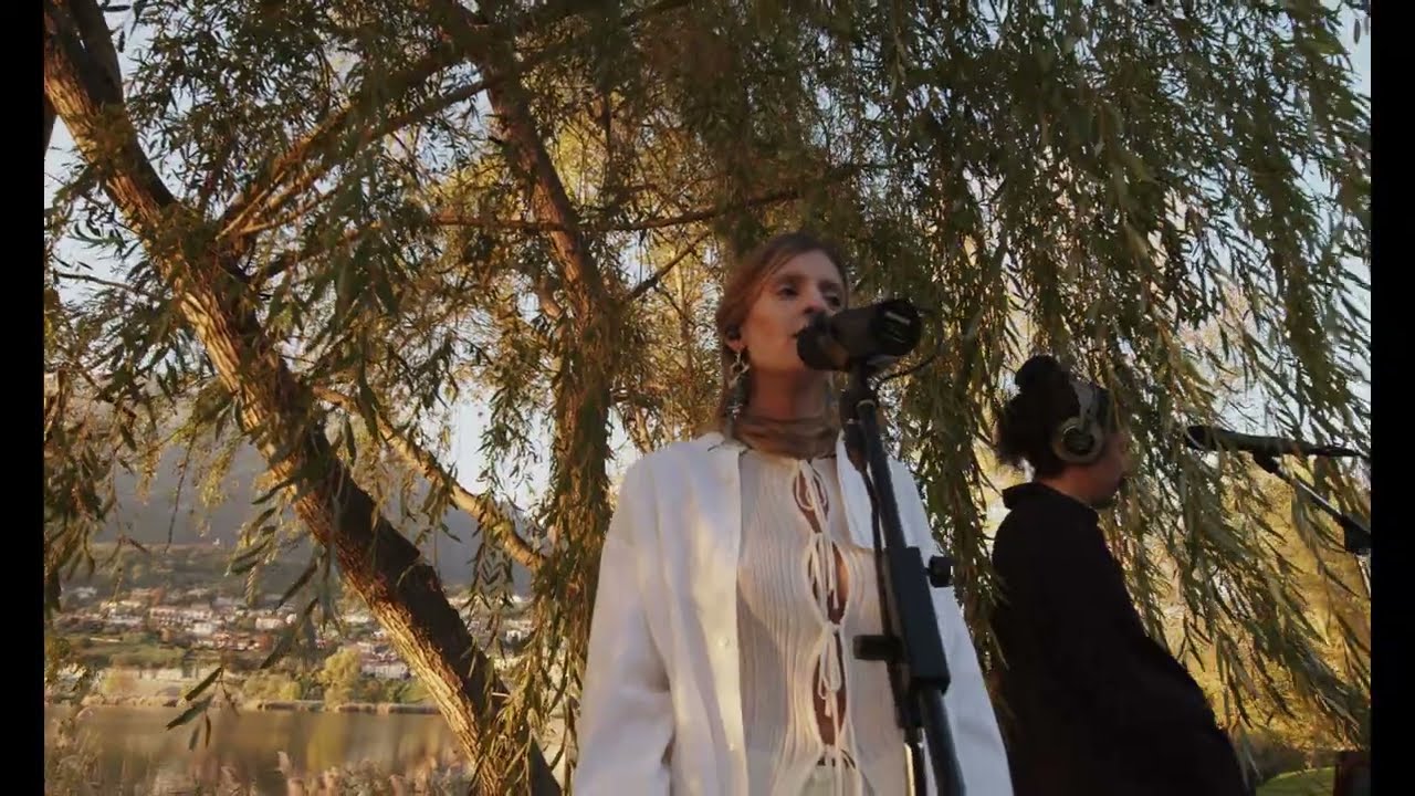 GAIA BANFI & AKA5HA performing live 